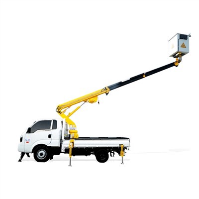 Mazjaudas kravas automašīna ar kausu